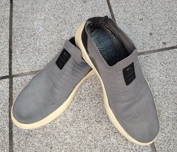 masculino da marca Reserva, especificamente o modelo Nexus Knit na cor cinza.