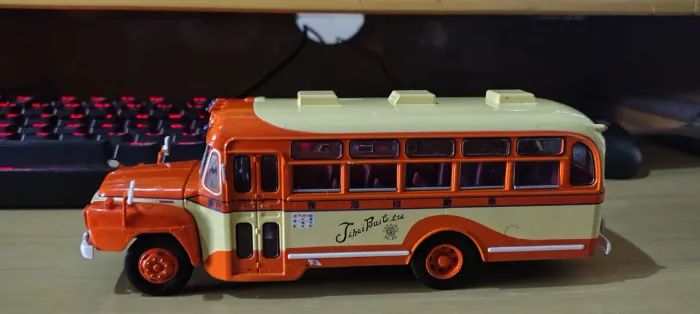 Miniaturas de ônibus escala 1/43