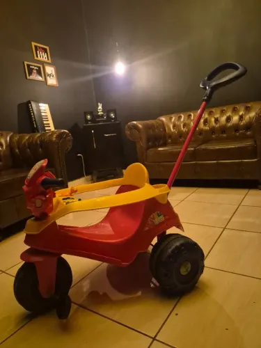 Carrinho motoca de passeio infantil. Acompanha o suporte de colocar os pés.