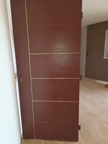 Vendo Porta com dobradiças
