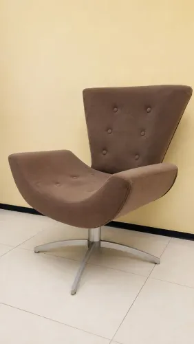 Cadeira giratória marrom