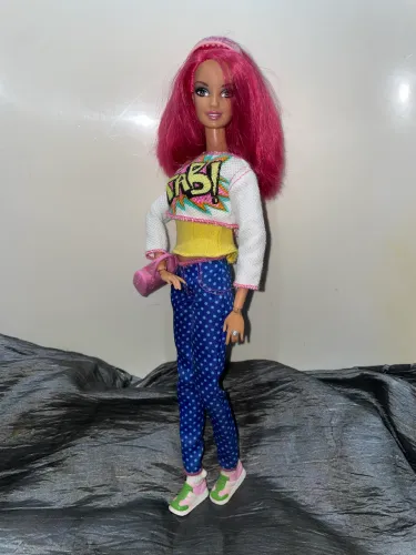 Boneca Barbie fashionistas articulada com cabeça 2010 cabelo pink