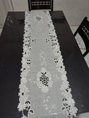 Caminho de mesa em organza bordado