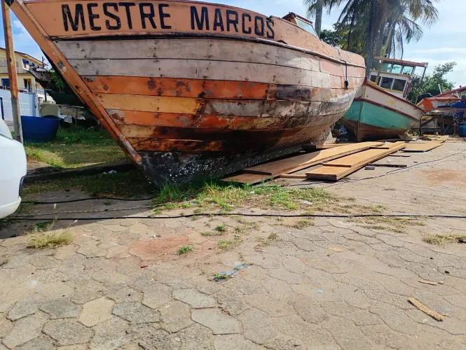 Barco com licença para pesca de camarão em dia.