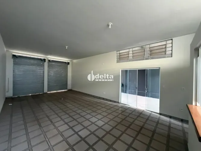 Loja disponível para locação no bairro Santa Mônica em Uberlândia-MG.
