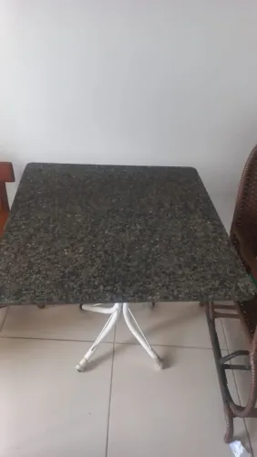 Mesa de jantar metal com tampo de mármore
