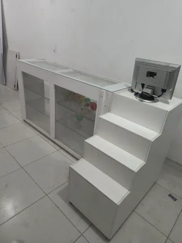Balcão Vitrine de Farmácia/Comércio - MDF Branco e Vidro (1,90m)