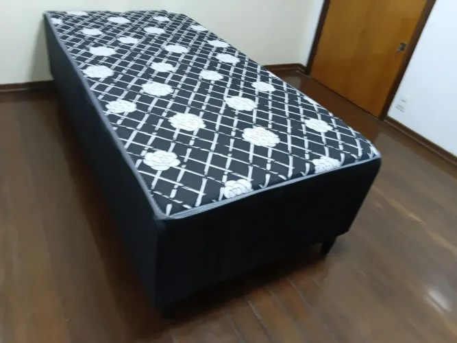Cama Box Solteiro. Novinha. Com 8 cm de colchão integrado.de espuma.