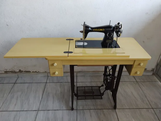 Máquina de Costura Elgin com Gabinete e Pedal