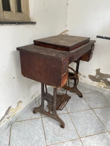 Máquina de costurar antiga pra restaurar 