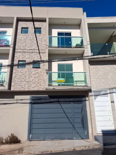 Casa estilo apartamento com 2 dormitórios e garagem- próximo Fórum e comércio 
