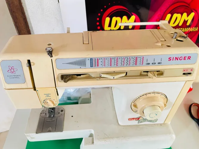 Máquina de costura singer doméstica