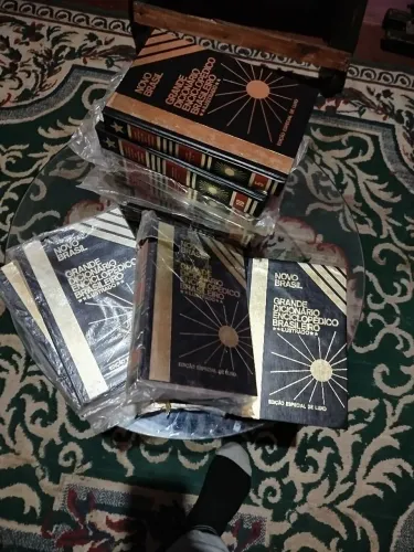 Vendo grande disionario enciclopédico brasileiro ilustrador e dição de luxo