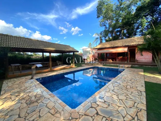 Imperdível! Casa dos sonhos em condomínio fechado! 3000m2 de terreno, 04 dormitórios, área
