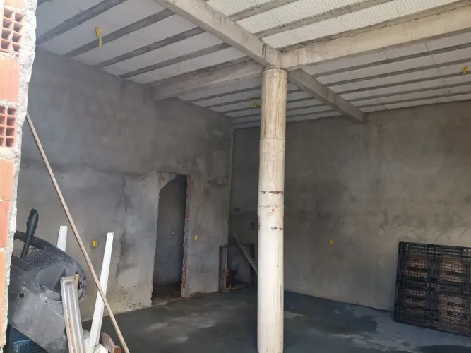 Casa com ponto comercial em baixo no Eustáquio gomes