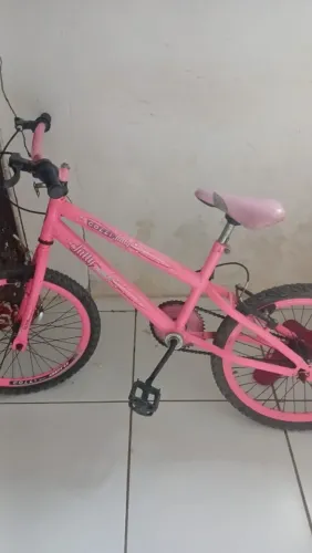 Bicicleta infantil na cor rosa