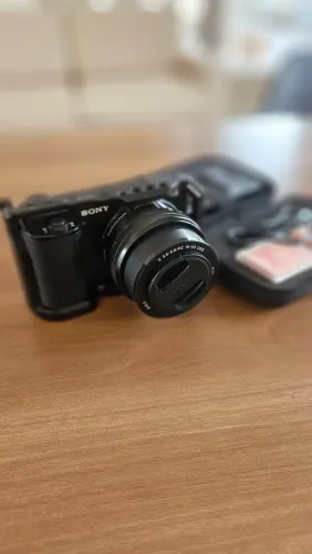 Sony ZV-E10 + lente 16-50 mm + cage Neewer + 3 baterias