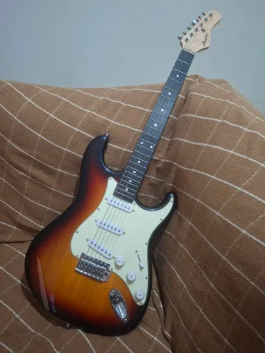 Guitarra Memphis by tagima Stratocaster