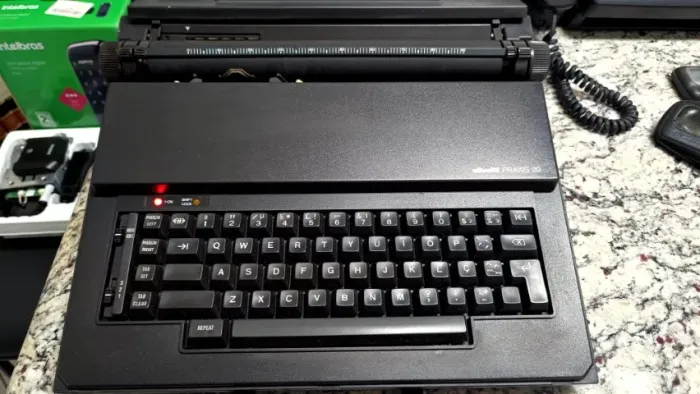 Máquina de escrever Olivetti Praxis 20