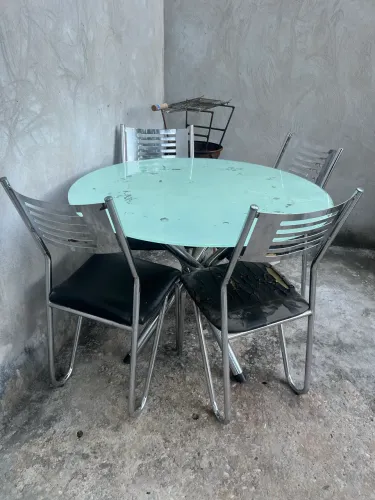 Vende-se mesa de vidro com 4 cadeiras