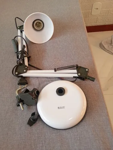 Luminária de mesa marca SUS
