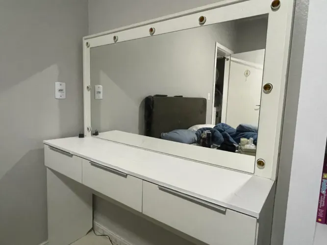 Penteadeira branca, estilo camarim 