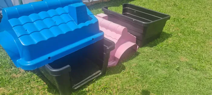 Casa de cachorro gigante. Duas. Em bom estado. 1,00 de comprimento X 0,80 largura.