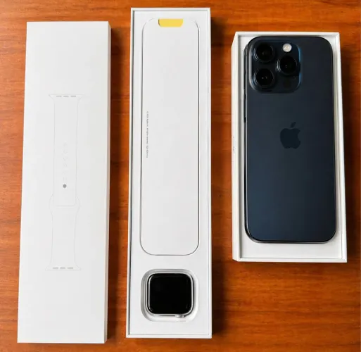 iPhone 15 Pro Max 128GB junto com Apple Watch SE 40mm, ambos em estado de novo. 