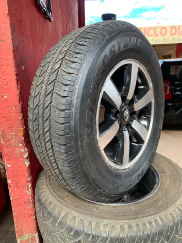 Vendo jogo rodas e pneus para Hilux