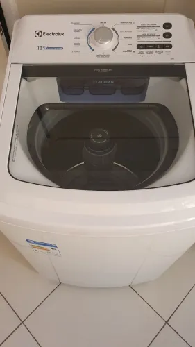 Lavadora de roupa Eletrolux Essencial Care, cesto de inox, Led 13, seminova e na garantia.
