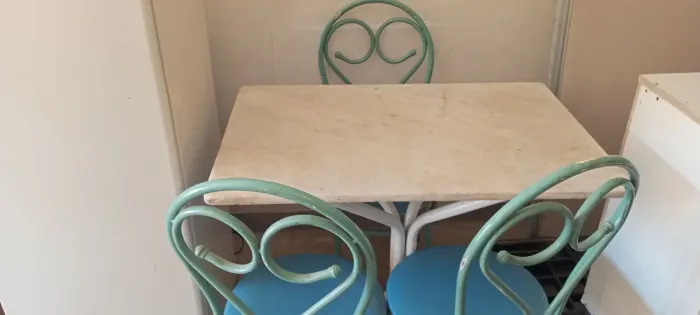 Vendo mesa com cadeira 