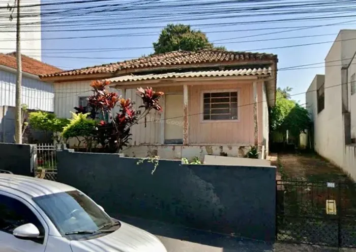residência de madeira; 2 salas, 3 quartos, cozinha, despensa e WC. prox.Terminal