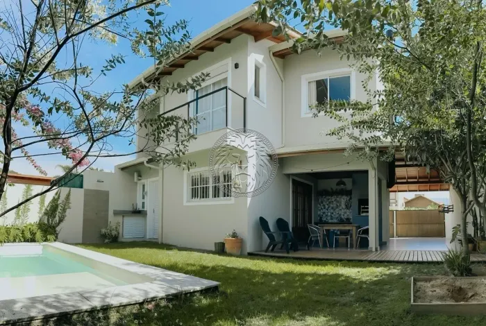 Casa Charmosa com 03 dormitórios no Rio Tavares a 01 km da Praia do Campeche