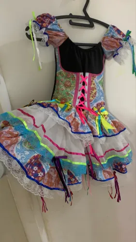 Vestido de festa junina de luxo!!! Tamanho M infantil veste de 4 a 6 anos