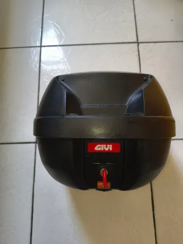 Baú Givi, com chave e suporte pra CB Twister 