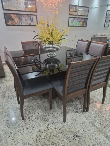Mesa jantar 8 lugares  com tampo de vidro na cor preta completa com as cadeiras. 