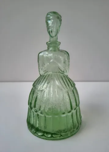 Antiga Licoreira, anos 30/50, em Vidro Verde - Formato Dama - 550 ml