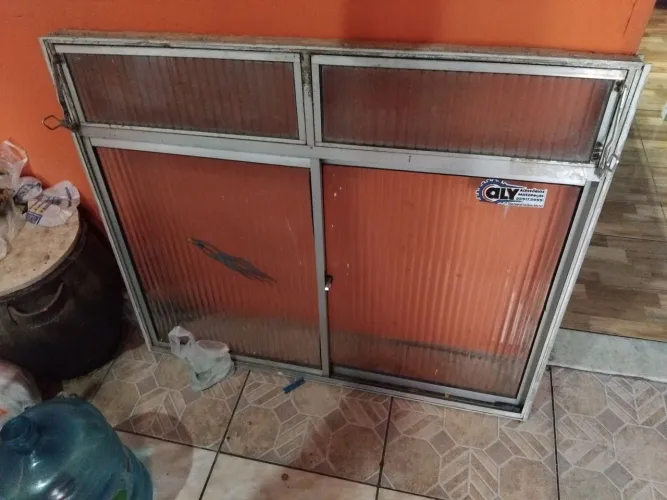 Janela em aluminio com basculante nada quebrado ou danificado 