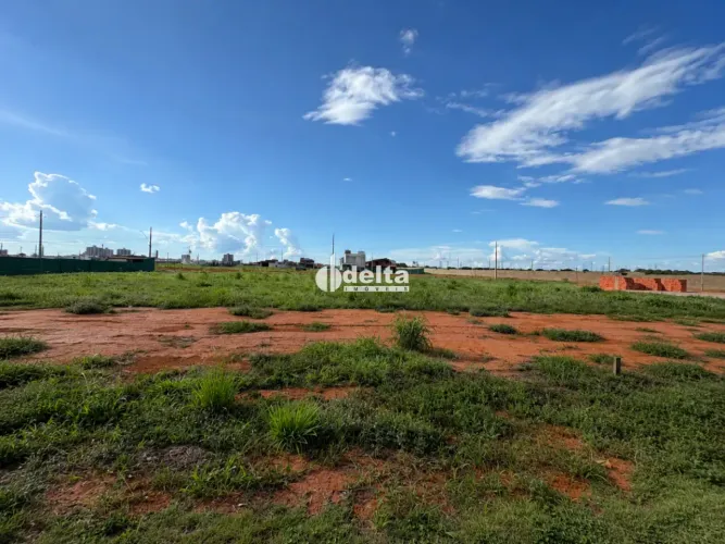 Terreno em condomínio disponível para venda no bairro Novo Mundo em Uberlândia-MG