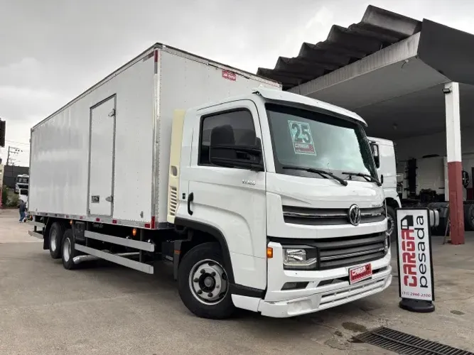 VOLKSWAGEN 13.180 6x2 BAÚ DE 7 METROS 2025