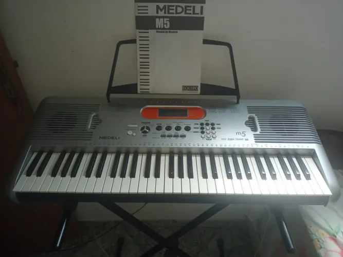 Teclado MEDELI M5<br>Para iniciantes praticamente novo com pouco uso.<br>R$ 350,00