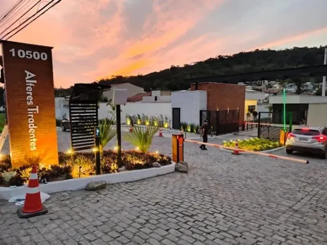 CASA A VENDA NO CONDOMÍNIO ALFERES TIRADENTES - 02 - QUARTOS - RIO DO OURO