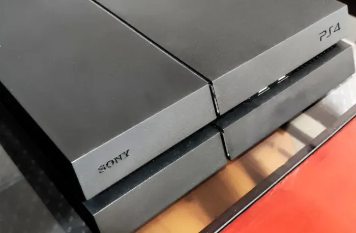 PLAYSTATION 4 500GB + 2 CONTROLES + 3 JOGOS + CAPA DE PROTEÇÃO