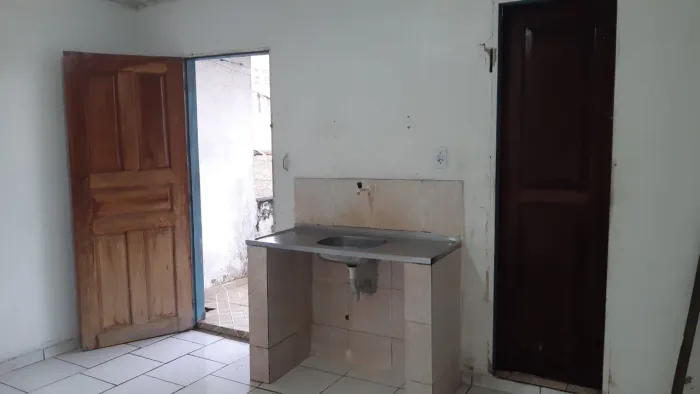 Aluga-se casa nos Altos com 2 quartos