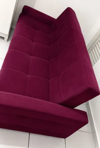 Sofá-cama 2 lugares semi novo - cor vinho