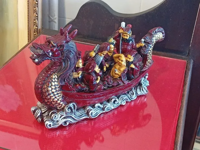 Navio em forma de dragão com o Buda e vários anciãos feita de resina