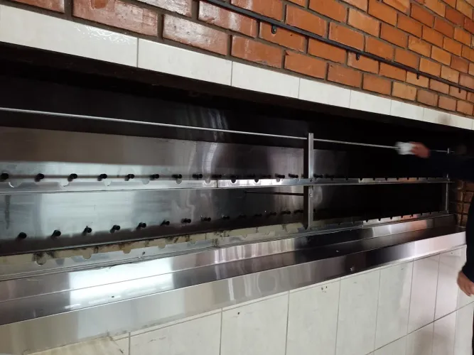 Churrasqueira rotativa 31 espetos para restaurante 
