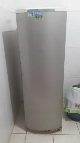 Vendo geladeira com avaria mas gelando bem..