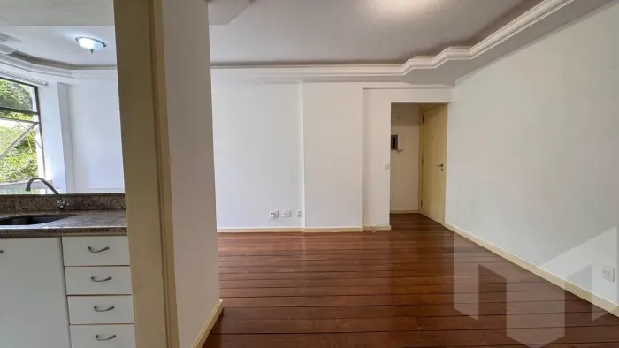 No centro de Corrêas, junto aos supermercados, escolas, banco, padarias, hospitais, etc.