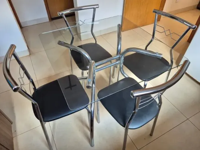 Mesa de Jantar com Tampo de Vidro + 4 Cadeiras